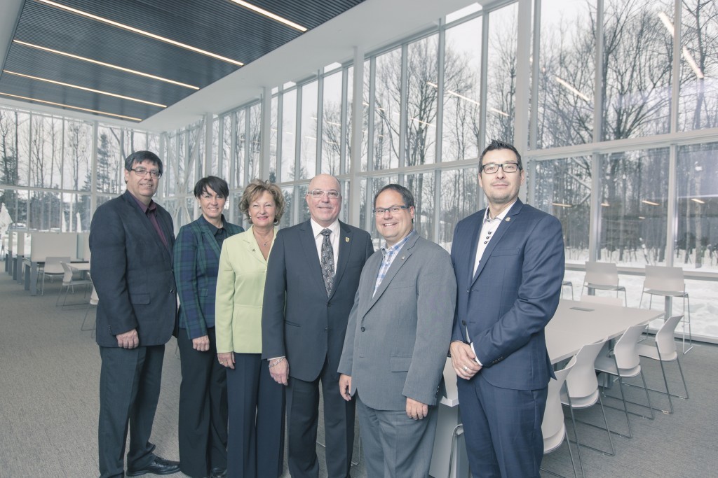 M. Danny Dessureault, doyen des études, Mme Martine Lesieur, directrice du campus de l'UQTR à Drummondville, Mme Johanne Giguère, vice-rectrice, M. André G. Roy, recteur par intérim, M. Alexandre Cusson, maire de Drummondville, et M. Francis Adam, directeur général de la Ville.