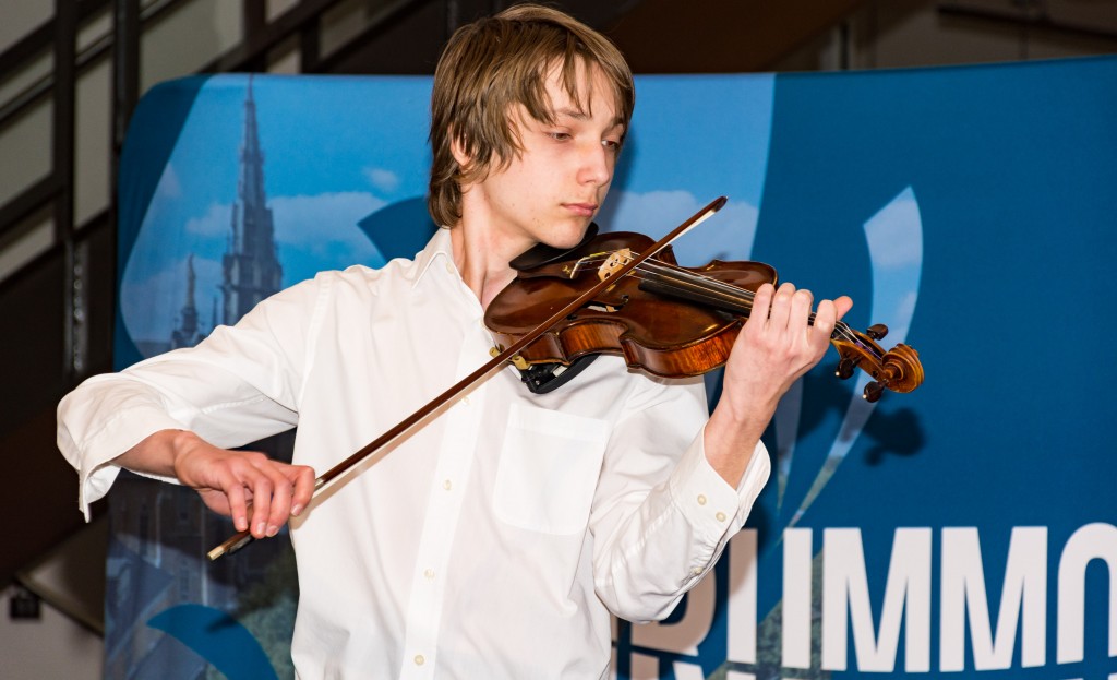 Le jeune Wihlelm Magner de Drummondville interprète une pièce de Bach à la conférence d'Opus, jeunes virtuoses.