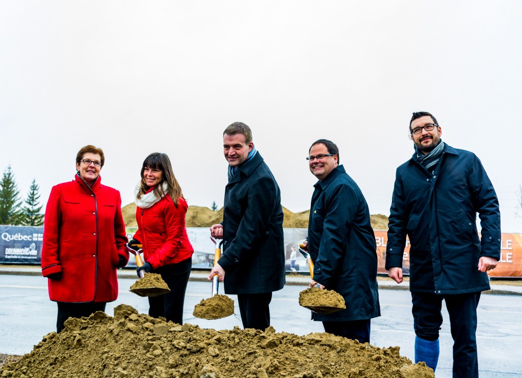 Mme Danielle Dufresne, directrice du Service des arts, de la culture et de l'immigration, Mme Annick Bellavance, conseillère municipale et présidente du comité arts, culture et immigration, M. Luc Fortin, ministre de la Culture et des Communications et ministre responsable de la Protection et de la Promotion de la langue française, M. Alexandre Cusson, maire de Drummondville et M. Francis Adam, directeur général de la Ville de Drummondville.