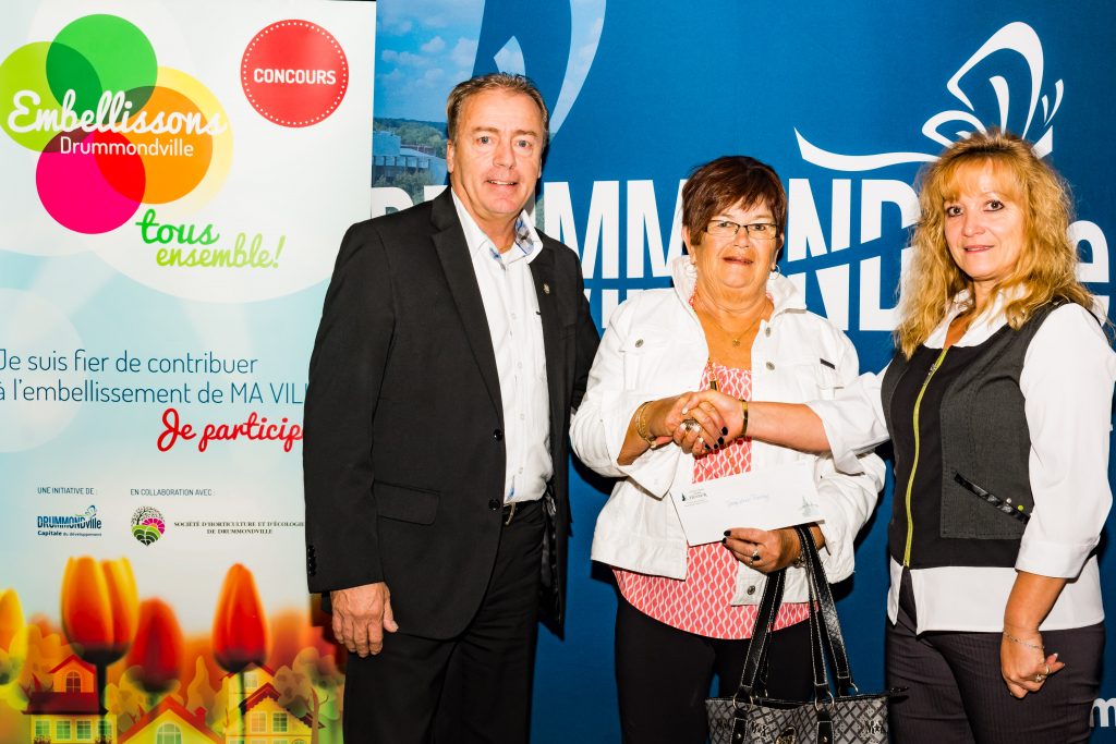 Catégorie Balcon
Jacqueline Traversy et Johanne Pothier du Centre de jardin Nicolas Henner, accompagnées de Daniel Pelletier, conseiller municipal du district 11.