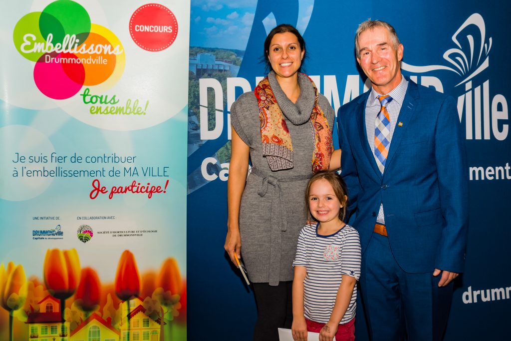 Catégorie Balcon
Marie-Chantale et Sara Doyon Cardin, accompagnées de Roberto Léveillée, conseiller municipal du district 2. Elles ont reçu un cadeau de Terre Nature.