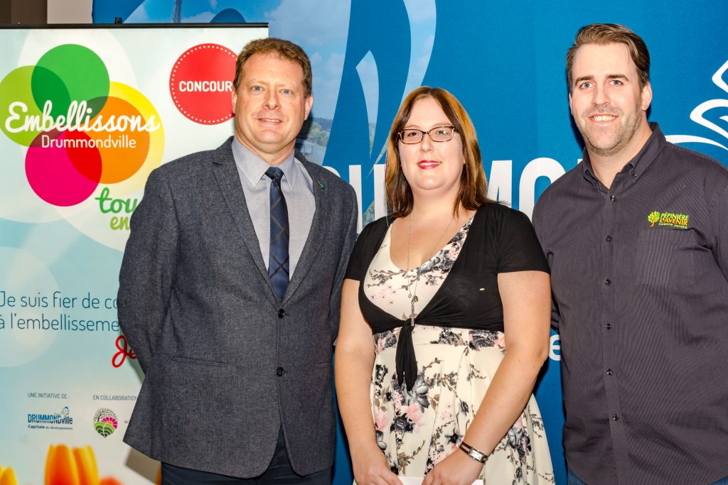 Catégorie Balcon du district 8 (conseiller municipal Yves Grondin)
Marie-Lyne Brisson avec François Pothier, directeur général adjoint gestion du territoite de la Ville de Drummondville, et Dominic Angers de Pépinière L'Avenir.