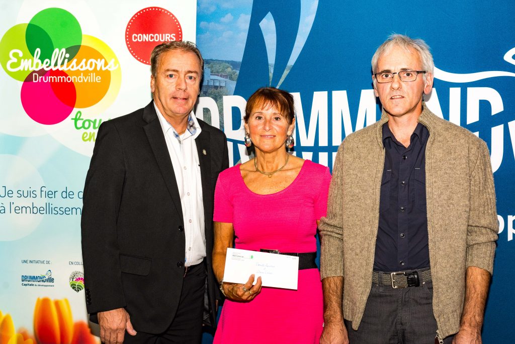 Catégorie Façade
Danielle Boisclair et Alain Dubuc, accompagnés de Daniel Pelletier, conseiller municipal du district 11. Ils reçoivent un cadeau du Centre de jardin Alain Carrier.