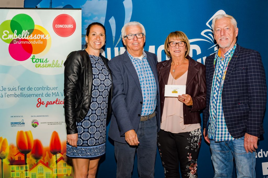 Catégorie Façade
Lise et Marcel Roux avec François Binette des Serres Binette, accompagnés de Catherine Lassonde, conseillère municipale du district 3, en remplacement de William Morales, conseiller municipal du district 6.