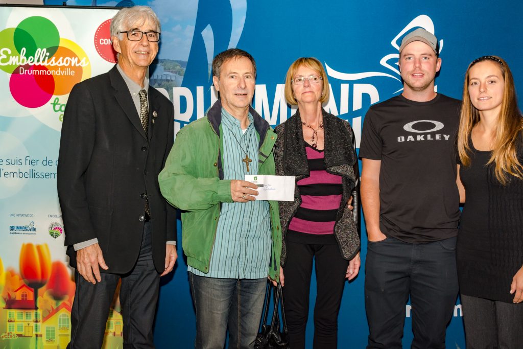 Catégorie Façade
Réjean Berthiaume et Angèle Hélie, accompagnés de Éric Janelle et Cindy Trinque de Pépinière Janelle et Fils ainsi que de Alain Martel, conseiller municipal du district 7.