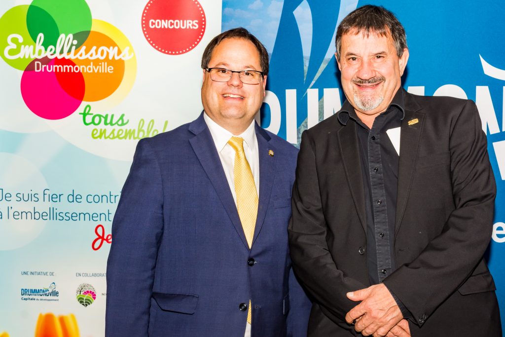Grand gagnant Catégorie Balcon
Yvon Bergeron avec le maire de Drummondville, M. Alexandre Cusson. Il reçoit des chèques-cadeaux des pépiniéristes de la région.