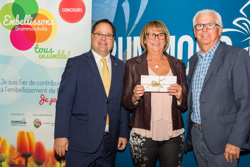 Grand gagnant Catégorie Façade
Lise et Marcel Roux avec le maire de Drummondville, M. Alexandre Cusson. Ils reçoivent des chèques-cadeaux des pépiniéristes de la région.