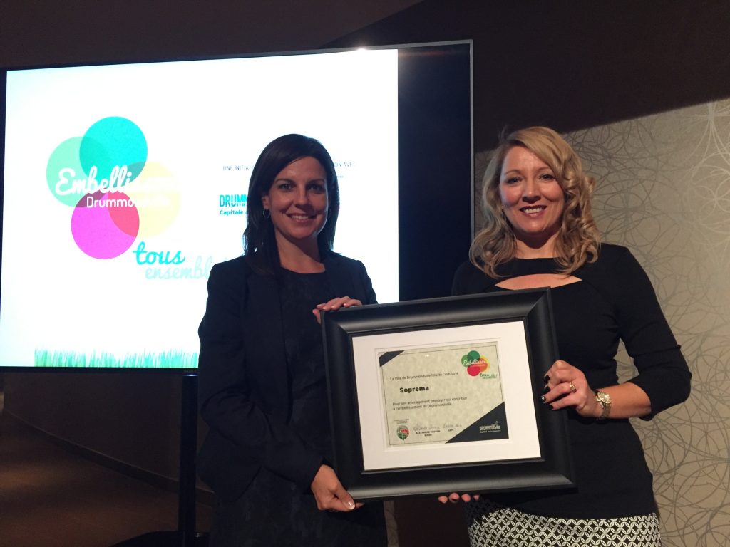Catégorie industrie. Julie Biron de la Société de développement économique de Drummondville (SDED) et Caroline Giroux, coordonnatrice du concours, ont remis le certificat à Soprema.