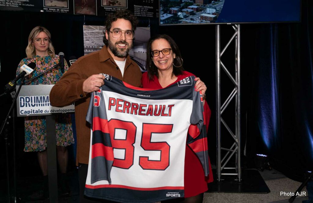 Sur la photo : Mathieu Perreault, ancien joueur de la Ligue nationale de hockey et ambassadeur du projet, et Stéphanie Lacoste, mairesse de Drummondville